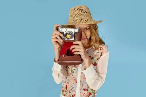 Lockigt blond kvinna håller retro vintage foto kamera, — Stockfoto