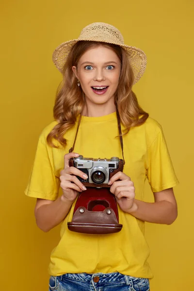 Кудрявая блондинка с ретро-винтажной фотокамерой — стоковое фото
