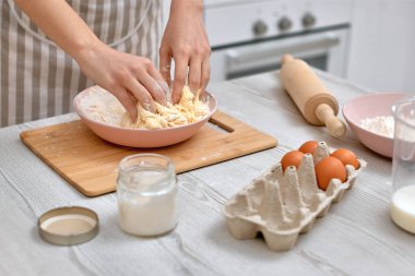 Ev hanımı evde mutfakta yemek pişiriyor..