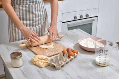 Ev hanımı evde mutfakta yemek pişiriyor..