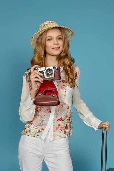 Lockige blonde Frau mit Retro-Vintage-Fotokamera, — Stockfoto