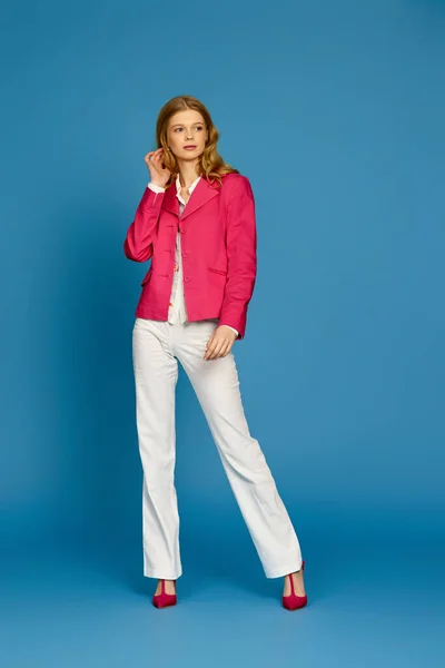 Επιχειρηματίας με ροζ σακάκι και λευκό παντελόνι — Φωτογραφία Αρχείου