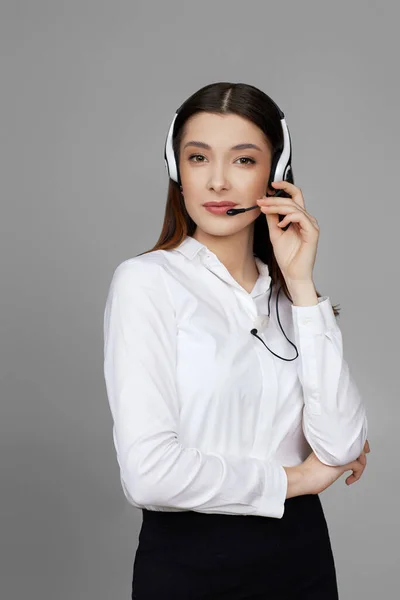 Kaukaska kobieta z słuchawkami na szarym tle — Zdjęcie stockowe