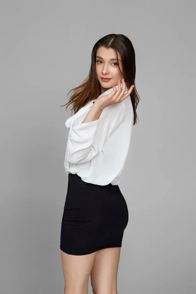 Mujer de negocios en camisa blanca y falda mirando hacia atrás —  Fotos de Stock