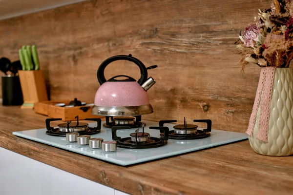 Bouilloire rose sur le poêle sur la cuisine — Photo