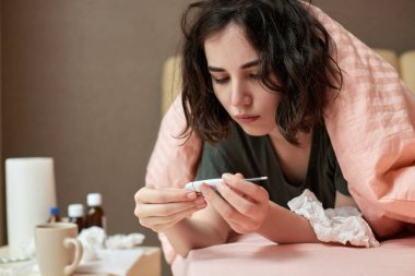 Hasta kızın evde öksüren grip belirtileri var.