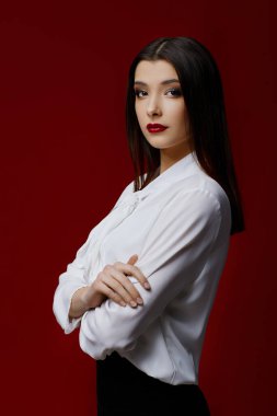 Güzel, güzel, esmer, beyaz gömlekli kadın.