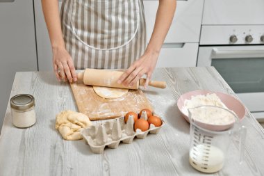 Ev hanımı evde mutfakta yemek pişiriyor..