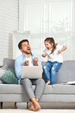 Çocuk ve baba birbirlerine bağırıyorlar çünkü kız babalarının işine karışıyor.