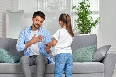 Kızı babasını tebrik ediyor ve ona kartpostal yolluyor..