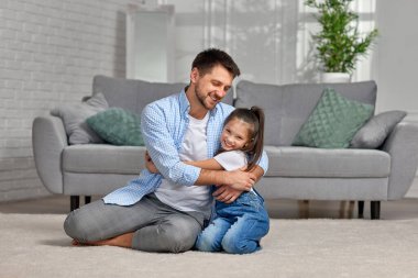 Baba küçük tatlı kızına sarılıyor..