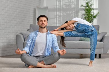 Mutlu babası ve tatlı küçük kızı evde antrenman yapıyor..