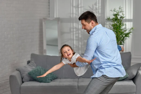Happy little child girl flying in fathers arms — Stock Photo, Image
