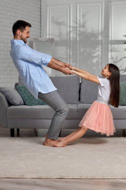 Baba evde küçük tatlı kızıyla dans ediyor.