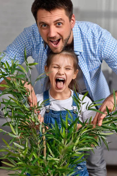 父は興奮した幸せな小さな子供の女の子と遊ぶ — ストック写真