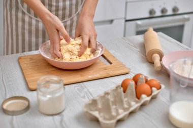 Ev hanımı evde mutfakta yemek pişiriyor..