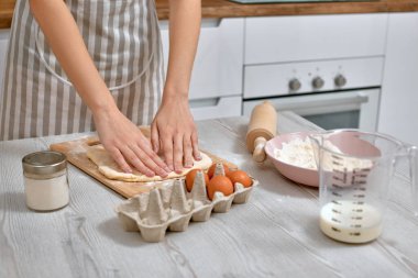 Ev hanımı evde mutfakta yemek pişiriyor..