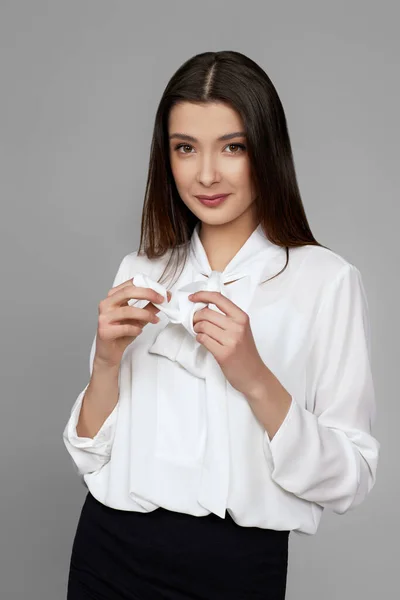 Piękna młoda kobieta w białej koszuli i spódnicy — Zdjęcie stockowe