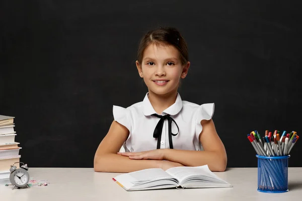 귀여운 어린 소녀 가 교실에서 책을 읽고 있습니다. — 스톡 사진
