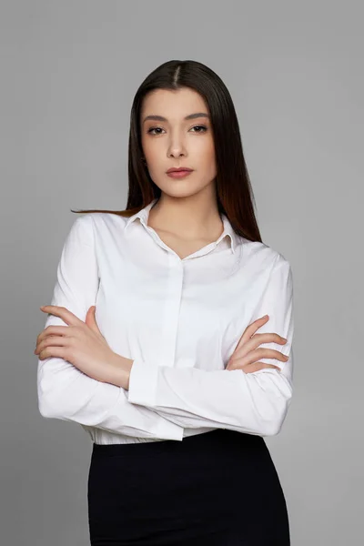 Piękna kobieta biznesu w białej koszuli i spódnicy — Zdjęcie stockowe