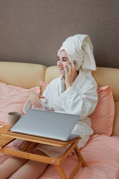 Jong mooi Kaukasisch vrouw in witte badjassen en handdoeken op hoofden — Stockfoto