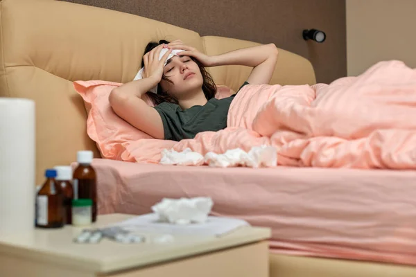 Hasta kızın evde öksüren grip belirtileri var. — Stok fotoğraf