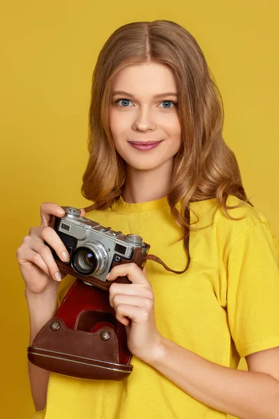 Lockige blonde Frau mit Retro-Vintage-Fotokamera — Stockfoto