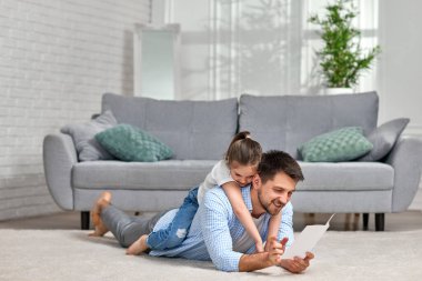 Kızı babasını tebrik ediyor ve ona kartpostal yolluyor..