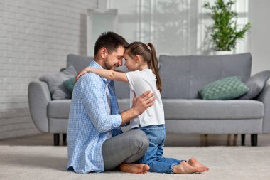 Sevimli kız ve baba kucaklaşması. Babalar Günü