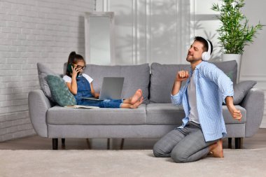 Kızı dizüstü bilgisayar kullanmayı ve mutlu baba dansını öğreniyor.