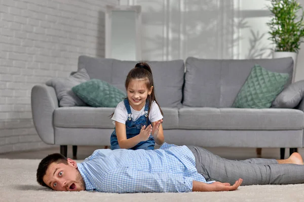 Figlia felice bambino facendo massaggio al padre — Foto Stock