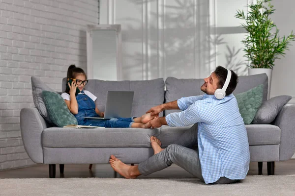 Hija aprende usando laptop y juguetón feliz padre bailando — Foto de Stock