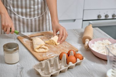 Ev hanımı evde mutfakta yemek pişiriyor..