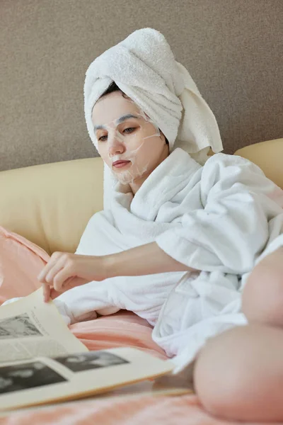 Junge schöne kaukasische Frau in weißen Bademänteln und Handtüchern auf dem Kopf — Stockfoto