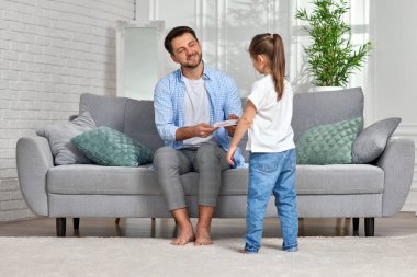 Kızı babasını tebrik ediyor ve ona kartpostal yolluyor..