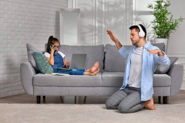 Kızı dizüstü bilgisayar kullanmayı ve mutlu baba dansını öğreniyor.