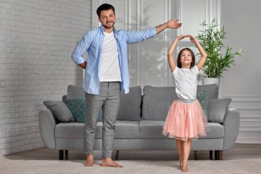 Baba evde küçük tatlı kızıyla dans ediyor.