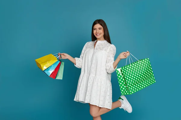 Hermosa mujer joven sosteniendo bolsas de compras —  Fotos de Stock
