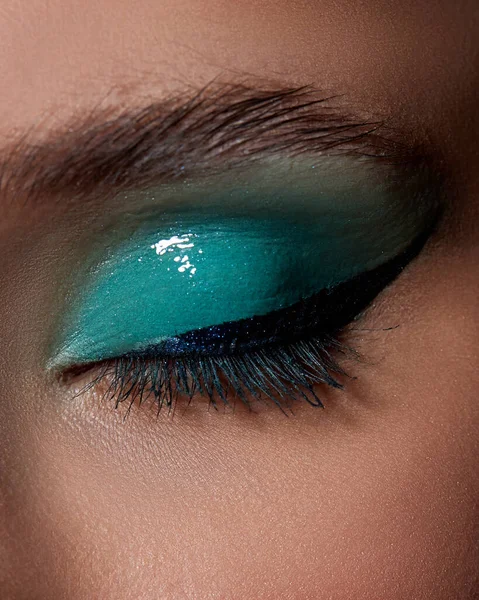 Mujer joven con maquillaje de sombra de ojos azul — Foto de Stock