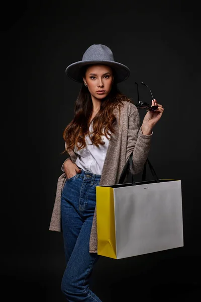 Modna kobieta w okularach przeciwsłonecznych z torbami na zakupy — Zdjęcie stockowe