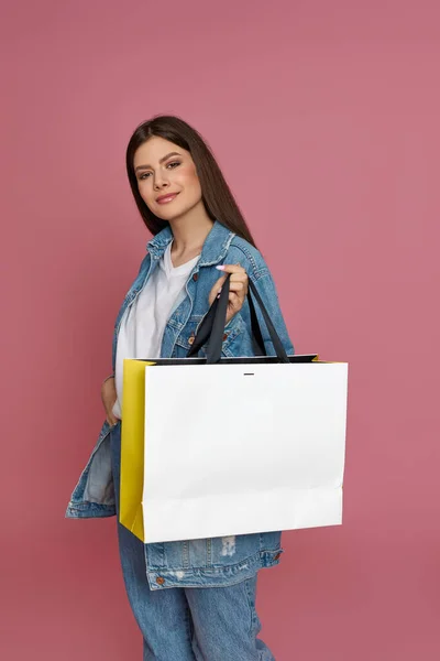 Hermosa mujer sosteniendo bolsas de compras con compras —  Fotos de Stock