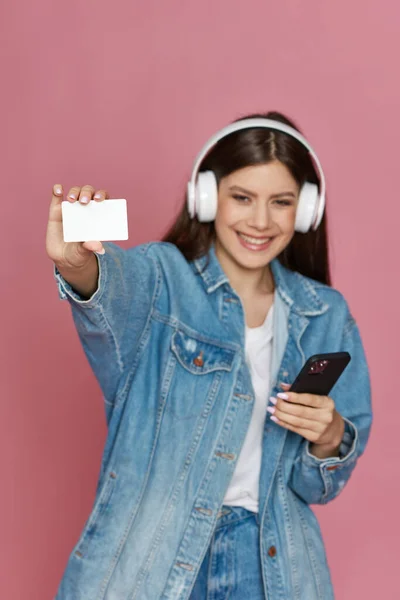 Mujer hermosa feliz en auriculares escuchando música — Foto de Stock