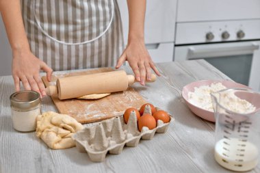 Ev hanımı evde mutfakta yemek pişiriyor..