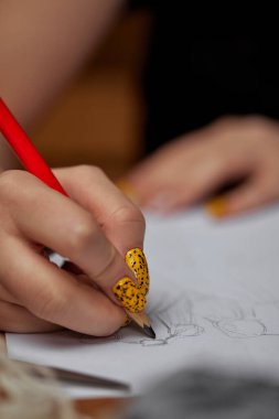 Bir kalem çizimi ile moda tasarımcısı çizimleri