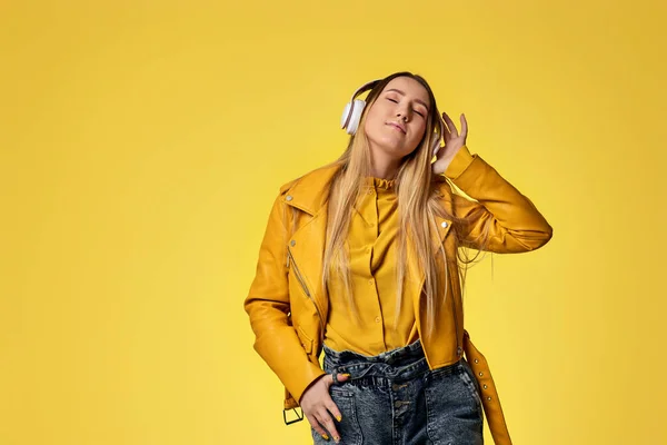 Hermosa mujer joven en auriculares escuchando música — Foto de Stock