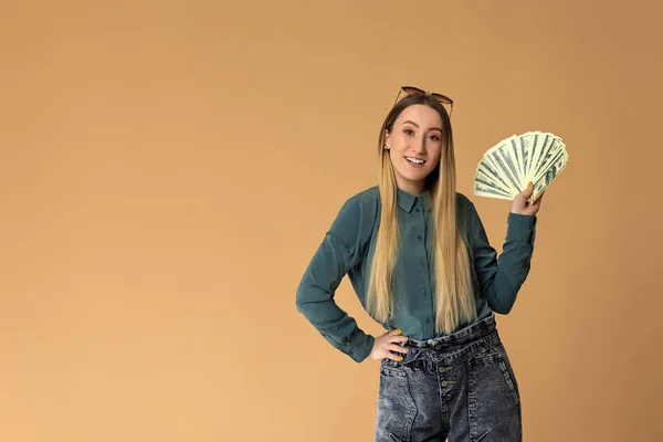Жінка тримає готівкові гроші в доларових банкнотах — стокове фото