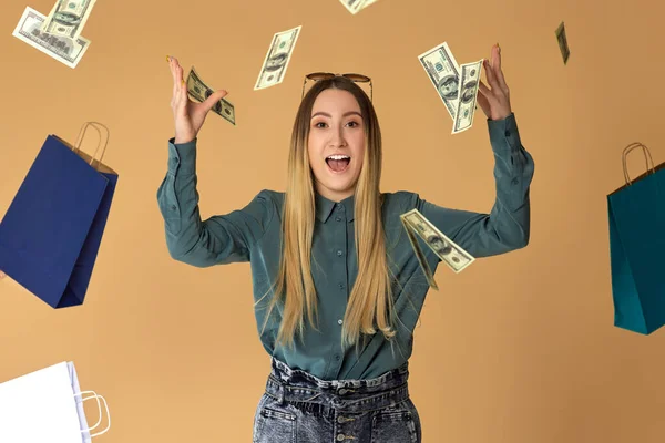 Mujer tiene dinero en efectivo bajo la lluvia dólares. — Foto de Stock