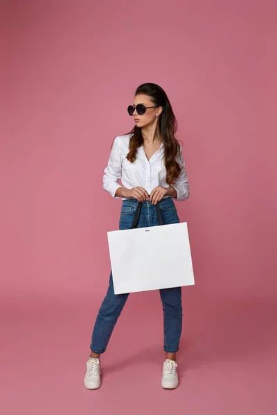 Piękna kobieta trzyma torby na zakupy z zakupami — Zdjęcie stockowe