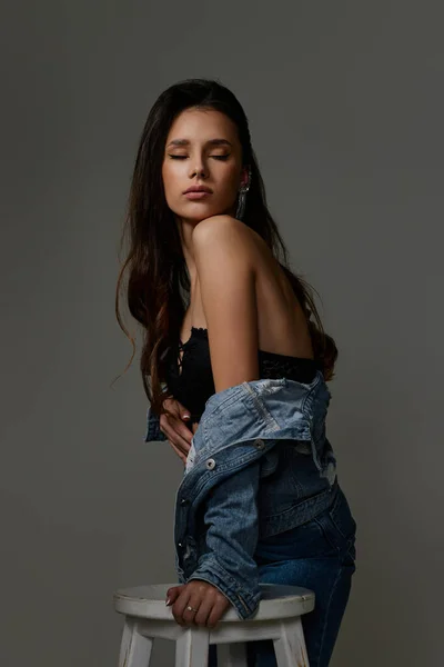 Hermosa mujer de moda en jeans posando — Foto de Stock