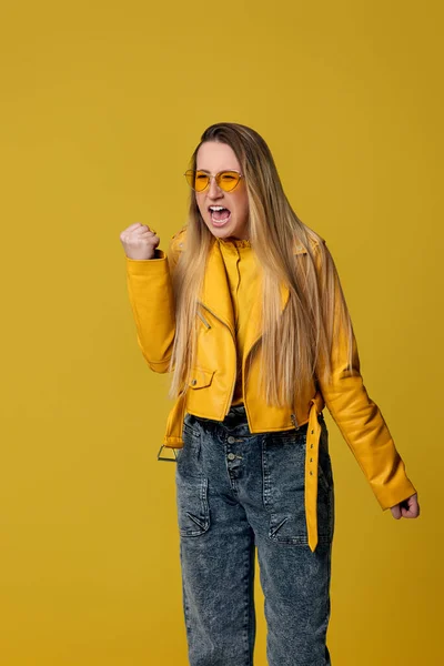 Mujer enojada en gafas de sol gritando sobre fondo amarillo. — Foto de Stock